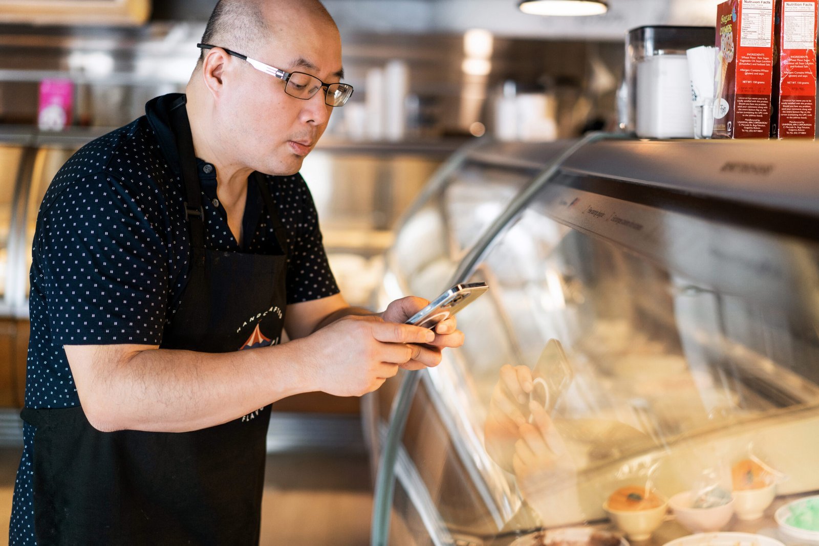Pequenas empresas brasileiras adotam redes sociais, mas podem estar perdendo oportunidade na era da IA